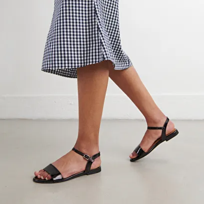 Sandals in black patent