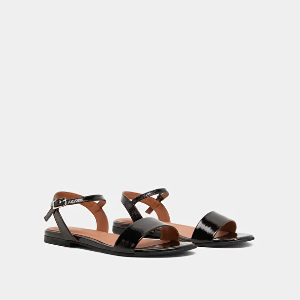 Sandals in black patent